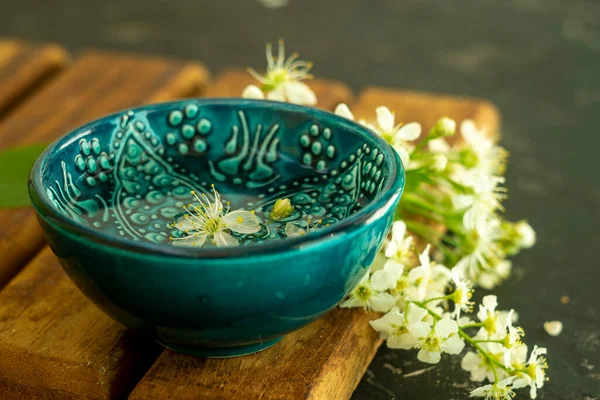Tazón Azul Oriental Turco Con Agua Transparente Sobre Fondo Flores Fotos De Stock