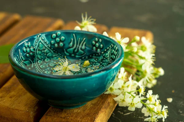 Eine Blaue Orientalische Türkische Schale Mit Transparentem Wasser Auf Einem Stockfoto