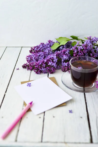 Delicada Mesa Chá Manhã Com Flores Lilás Uma Xícara Transparente — Fotografia de Stock