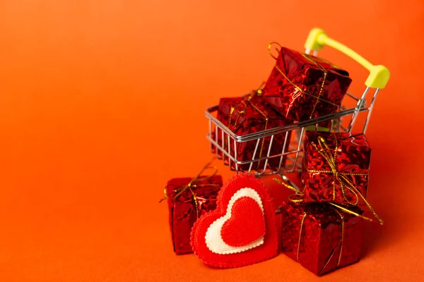 Shopping Trolley Gift Box Love Hearts Cope Space Red Background — Stock Photo, Image