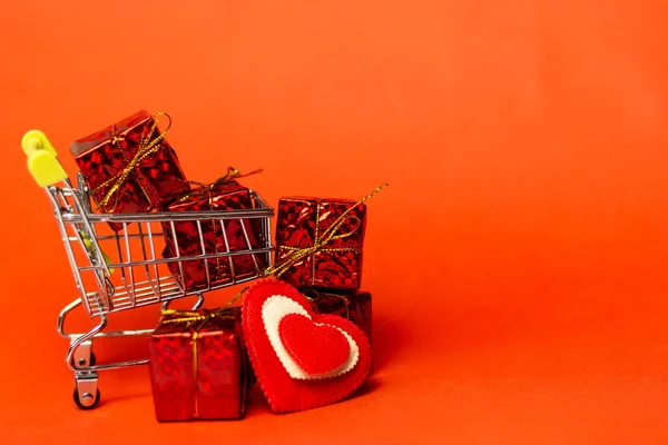 Winkelwagentje Met Geschenkdoos Liefdesharten Ruimte Rode Achtergrond Valentijnsdag Winkelen Verkoop — Stockfoto