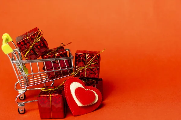 Wózek Sklepowy Pudełkiem Prezentów Serca Miłości Radzić Sobie Miejsca Czerwonym — Zdjęcie stockowe