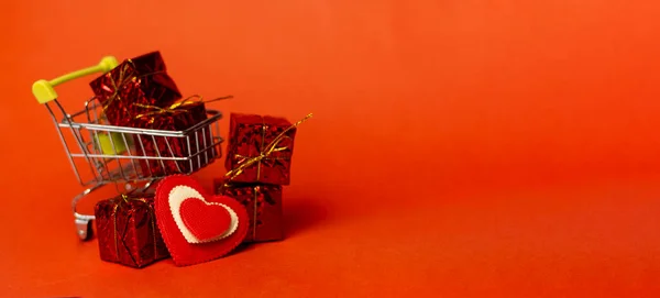 Wózek Sklepowy Pudełkiem Prezentów Serca Miłości Miejsca Czerwonym Tle Walentynki — Zdjęcie stockowe