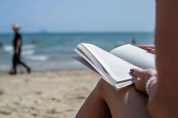 Mulher Lendo Livro Praia Fundo Borrado Verão Lazer Praia — Fotografia de Stock