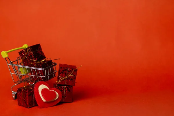 Τρόλεϊ Αγορών Κουτί Δώρου Καρδιές Αγάπη Και Αντιμετωπίσει Διάστημα Κόκκινο — Φωτογραφία Αρχείου