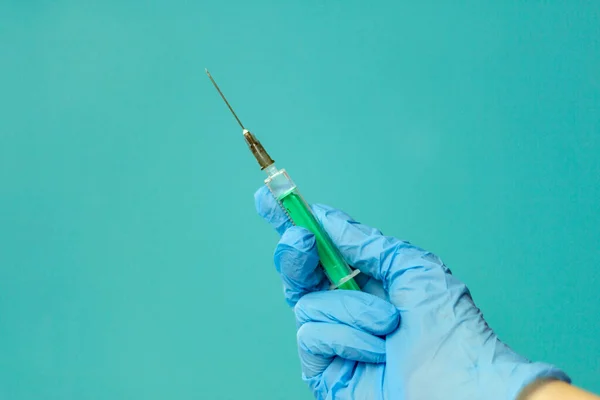 Medical vials for injection, syringe for injection, mask gloves on a blue background. Admission vaccination, flu shot — Stock Photo, Image