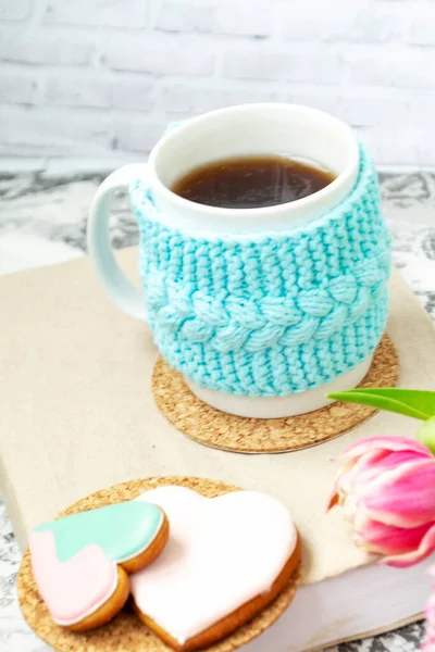 Una Taza Blanco Una Caja Azul Punto Encuentra Libro Flores —  Fotos de Stock