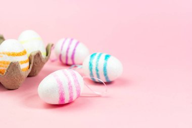 Pembe arka planda renkli Paskalya yumurtaları. Uzayı kopyala Paskalyayı kutluyoruz..