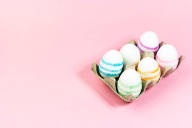 Pembe arka planda renkli Paskalya yumurtaları. Uzayı kopyala Paskalyayı kutluyoruz..