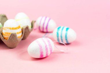 Pembe arka planda renkli Paskalya yumurtaları. Uzayı kopyala Paskalyayı kutluyoruz..