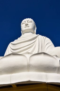 NHA TRANG, VİETNAM - 20 HAZİRAN 2020: Long Shon pagoda 'da oturan dev bir Buda heykeli.