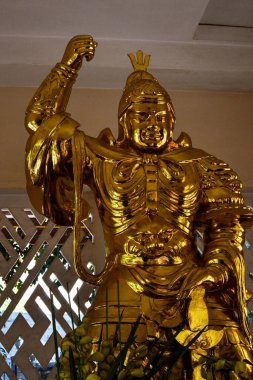 NHA TRANG, VİETNAM - 20 HAZİRAN 2020: Long Sean Pagoda 'da ayakta duran bir savaşçının altın heykeli
