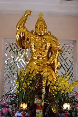 NHA TRANG, VİETNAM - 20 HAZİRAN 2020: Long Sean Pagoda 'da ayakta duran bir savaşçının altın heykeli.