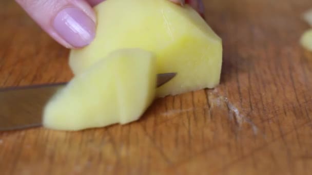 Kvinnlig Kock Händer Skär Potatis Med Stor Kniv Skärbräda Han — Stockvideo