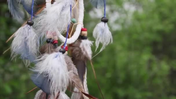 Een Dromenvanger Met Veelkleurige Veren Fladdert Wind Tegen Achtergrond Van — Stockvideo