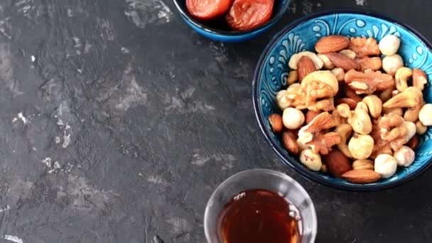Jejum muçulmano, conclusão do jejum, chá, frutos secos nozes — Vídeo de Stock
