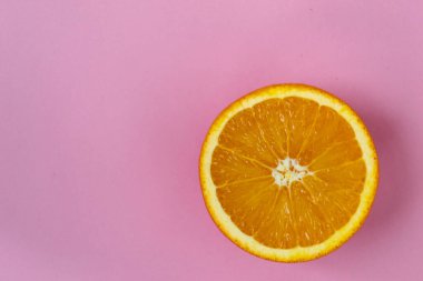 Parlak mavi arkaplanda turuncu bir meyve manzarası. Zengin narenciye dokusu. Boşluğu kopyala.