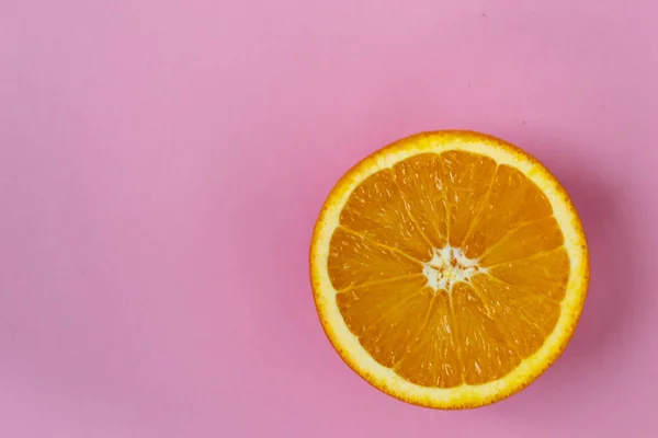 Vista Superior Una Fruta Redonda Naranja Sobre Fondo Azul Brillante — Foto de Stock