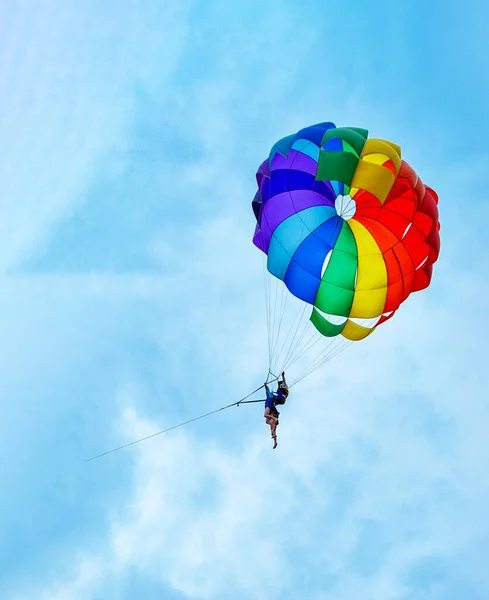Dois Homens Estão Navegando Paraquedas Colorido Brilhante Contra Céu Azul — Fotografia de Stock