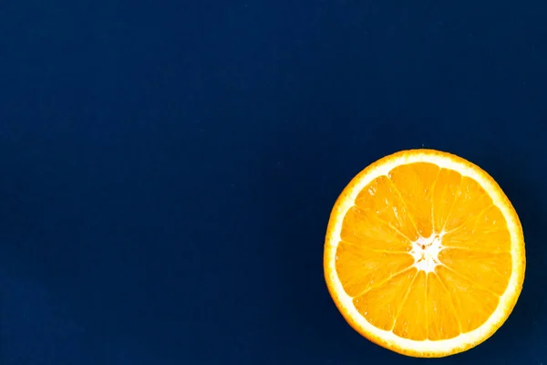 Vista Superior Una Fruta Redonda Naranja Sobre Fondo Azul Brillante — Foto de Stock