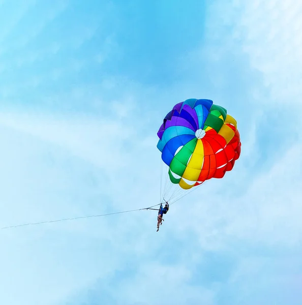 Dois Homens Estão Navegando Paraquedas Colorido Brilhante Contra Céu Azul — Fotografia de Stock