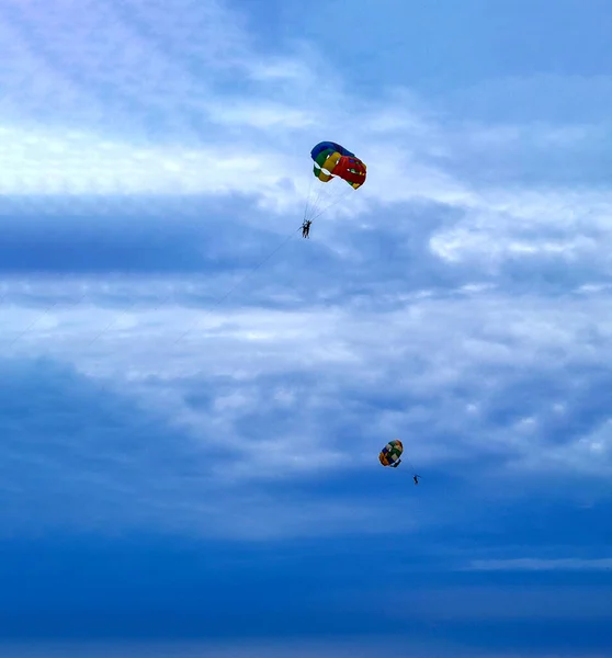 Deux Hommes Naviguent Sur Parachute Coloré Lumineux Contre Ciel Bleu — Photo