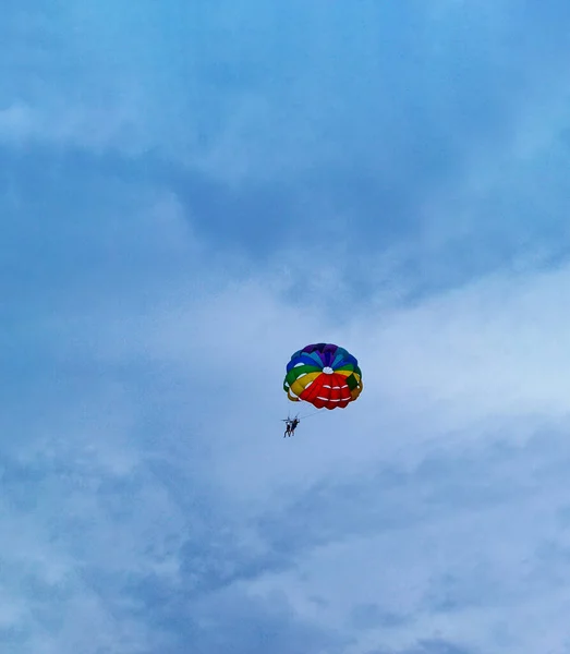 Deux Hommes Naviguent Sur Parachute Coloré Lumineux Contre Ciel Bleu — Photo