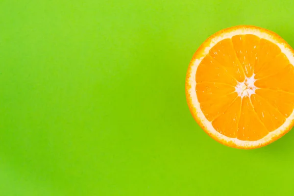 Vista Superior Una Fruta Redonda Naranja Sobre Fondo Verde Brillante — Foto de Stock