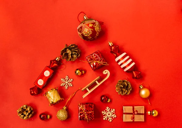 Farklı Ürünlerden Kar Tanelerinden Hediyelerden Şekerlemelerden Kırmızı Arka Planda Noel — Stok fotoğraf