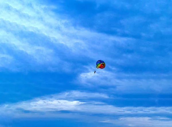 Deux Hommes Naviguent Sur Parachute Coloré Lumineux Contre Ciel Bleu — Photo