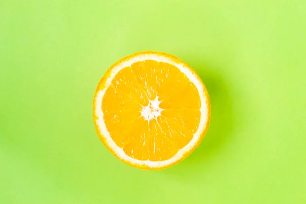 Vista Superior Una Fruta Redonda Naranja Sobre Fondo Verde Brillante — Foto de Stock