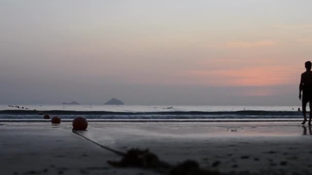 Τροπικό Χρυσό Ηλιοβασίλεμα Πάνω Από Θάλασσα Αντανάκλαση Του Ήλιου Που — Αρχείο Βίντεο