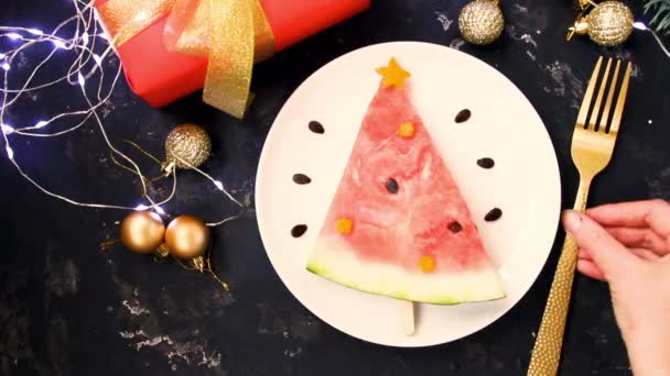 Kreatywne Stopy Dzieci Świąteczne Jedzenie Kawałek Arbuza Ozdobiony Kształcie Choinki — Wideo stockowe