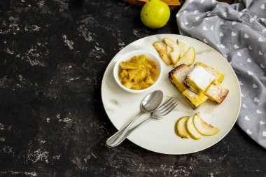 Armut reçeli ve turta beyaz tabakta. Siyah arka plan. Uzayı kopyala Tatlı kahvaltı ve atıştırmalık