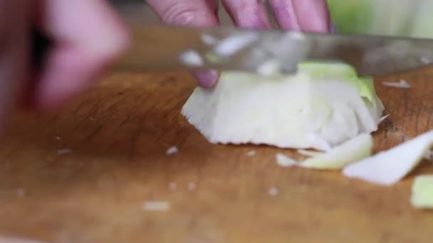 Mano Una Mujer Corta Col Con Cuchillo Comida Para Cocinar — Vídeo de stock