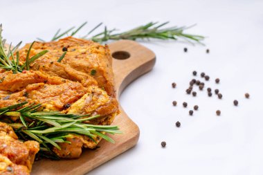 Çiğ marine edilmiş et, beyaz arka planda biberiyeli biftek ve biber.