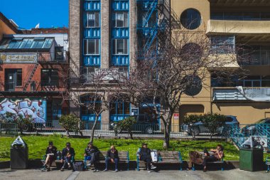 San Francisco, ABD: 30 Mart 2019: Yerel halk Çin Mahallesi 'ndeki Portsmouth Meydanı' nda güneşli bir günün tadını çıkarıyor
