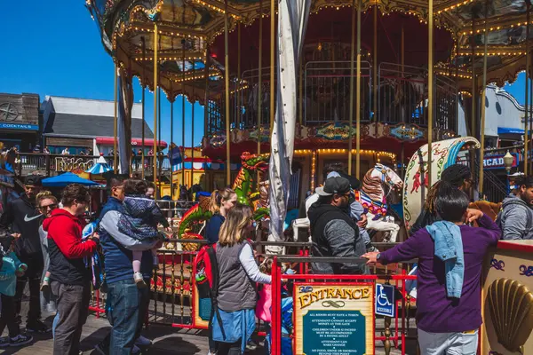 San Francisco Usa Mars 2019 Folk Väntar Karusell Vid Pir — Stockfoto