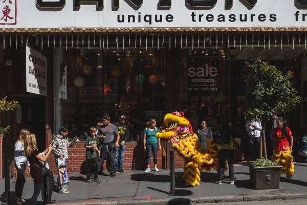 サンフランシスコ2019年3月30日 中華街の路上で獅子舞 — ストック写真