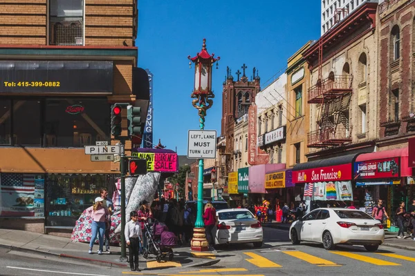 San Francisco Usa Března 2019 Lidé Přecházející Ulice Čínské Čtvrti — Stock fotografie