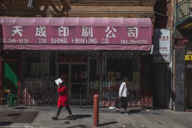 San Francisco, ABD: 31 Mart 2019: San Francisco 'nun caddelerinde yürüyen yayalar eski dükkanlar ve pazarlar