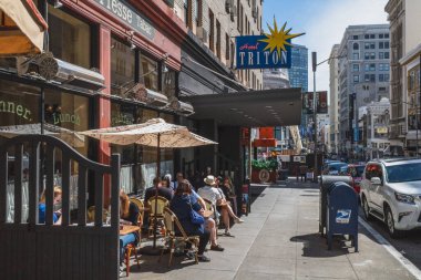 San Francisco, ABD: 31 Mart 2019: İnsanlar San Francisco şehir merkezinde açık havada restoranda öğle yemeği yiyorlar