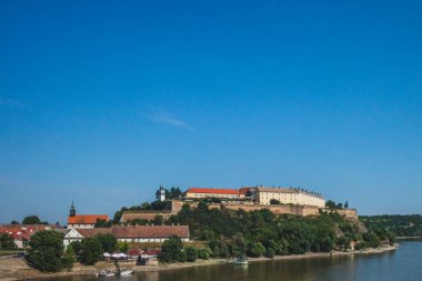 Tuna Nehri kıyısındaki Petrovaradin Kalesi, Novi Sad, Sırbistan