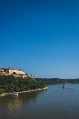 Tuna Nehri kıyısındaki Petrovaradin Kalesi, Novi Sad, Sırbistan