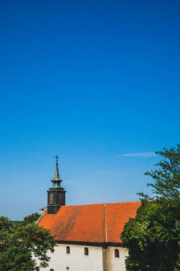 Sırbistan 'ın Novi Sad kentinde, mavi gökyüzünün altında Petrovaradin kasabasında kulesi olan kilise