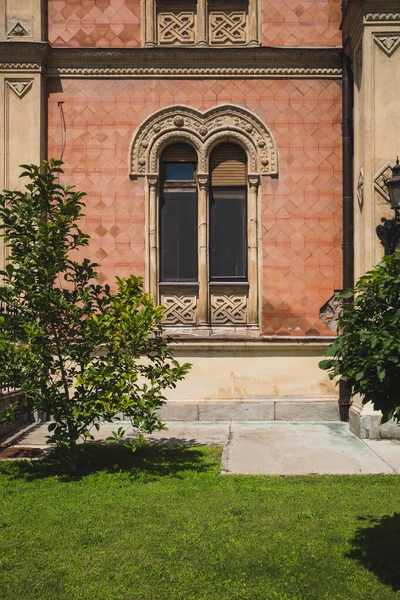 Raam Van Bisschoppelijk Paleis Novi Sad Servië — Stockfoto