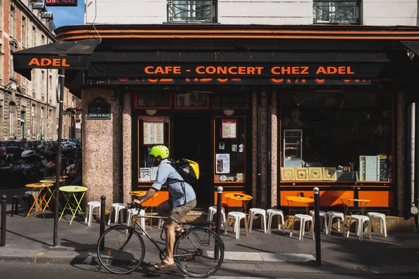 Juni 2019 Parijs Frankrijk Een Man Fietst Langs Een Café — Stockfoto