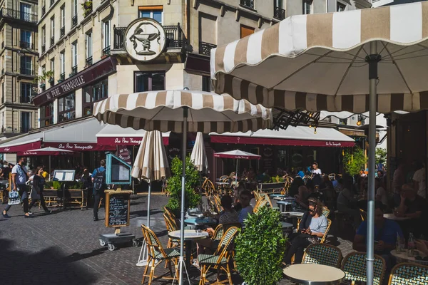 Julho 2019 Paris França Pessoas Comendo Bebendo Assentos Livre Café — Fotografia de Stock