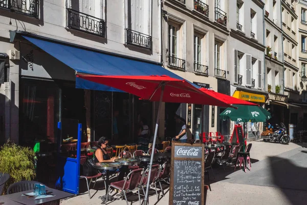 Juli 2019 Parijs Frankrijk Mensen Die Buiten Eten Drinken Een — Stockfoto