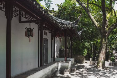 Çin 'in Suzhou kentindeki Tiger Hill' deki (Huqiu) ağaçlar arasında geleneksel Çin mimarisi